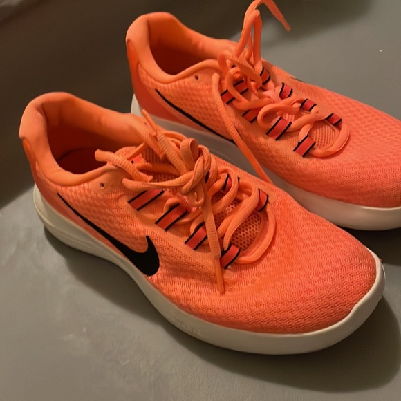 Pink Nike shoes - Picture 3 of 4